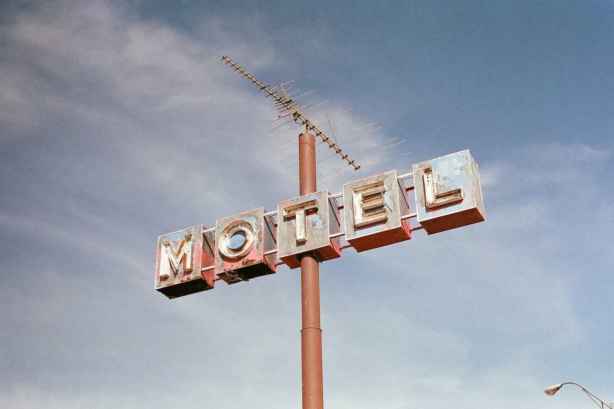 某导演被曝潜规则女演员，剧组上下讳莫如深
